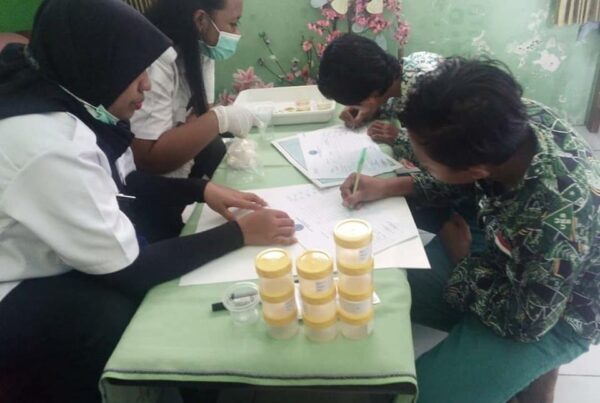 TES URINE KEPADA SISWA SMPN 2 SUKODONO, SIDOARJO TES URINE KEPADA SISWA SMPN 2 SUKODONO, SIDOARJO