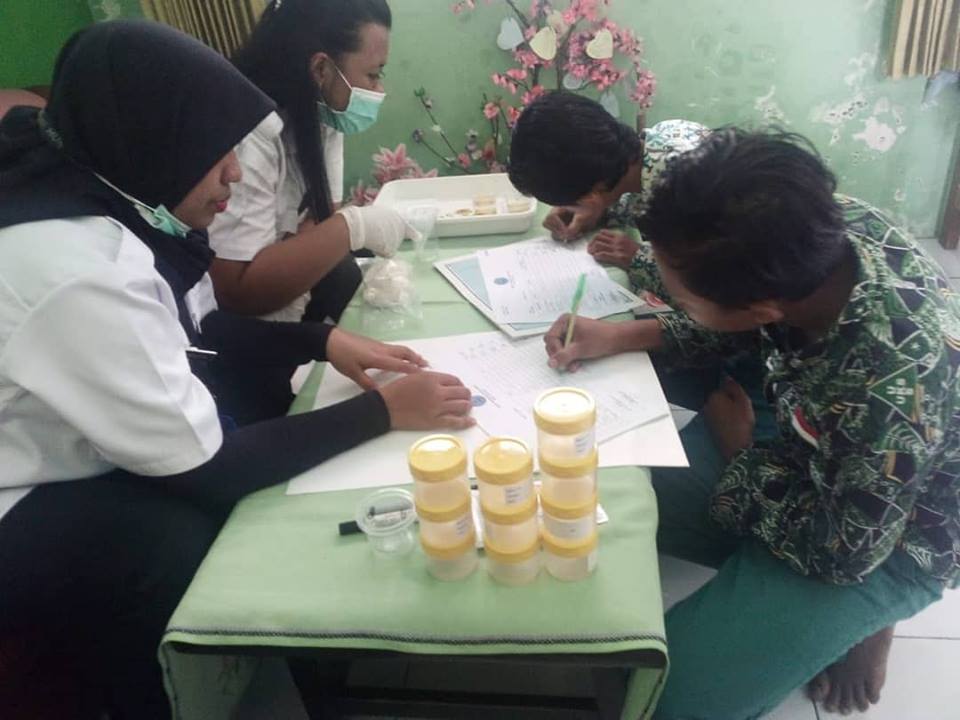 TES URINE KEPADA SISWA SMPN 2 SUKODONO, SIDOARJO TES URINE KEPADA SISWA SMPN 2 SUKODONO, SIDOARJO