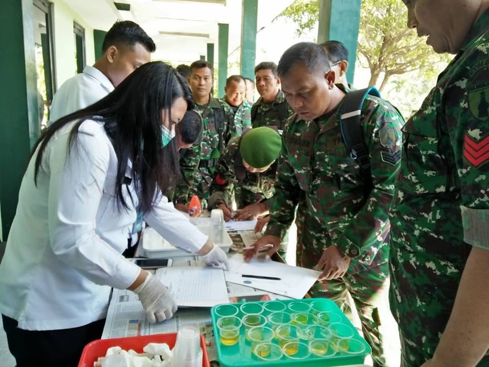 PEMERIKSAAN URINE SKRINING DI KODIM 0816 SIDOARJO PEMERIKSAAN URINE SKRINING DI KODIM 0816 SIDOARJO