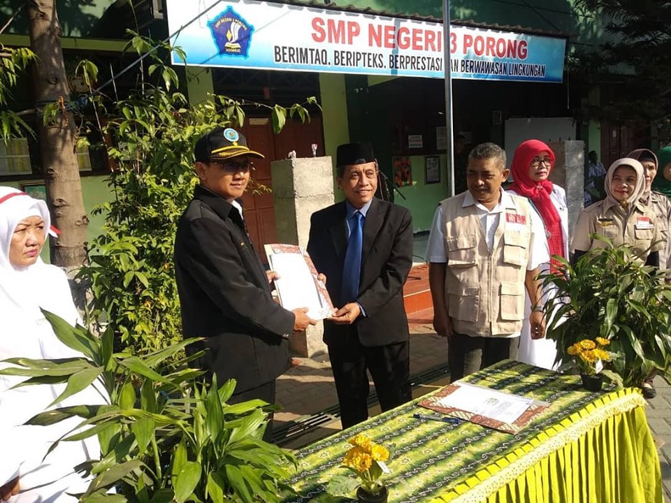 INSPEKTUR UPACARA DAN PENANDATANGANAN MOU BERSAMA SMPN 3 PORONG - SIDOARJO INSPEKTUR UPACARA DAN PENANDATANGANAN MOU BERSAMA SMPN 3 PORONG - SIDOARJO