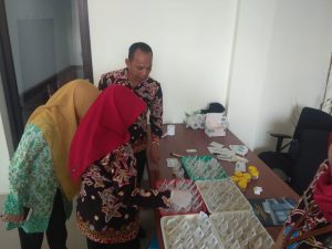 PEMERIKSAAN URINE SKRINING DAN SOSIALISASI P4GN KEPADA PEGAWAI BALAI BESAR KARANTINA PERTANIAN SURABAYA PEMERIKSAAN URINE SKRINING DAN SOSIALISASI P4GN KEPADA PEGAWAI BALAI BESAR KARANTINA PERTANIAN SURABAYA