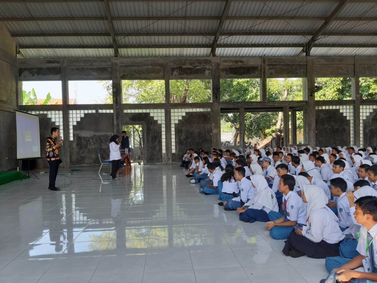 DISEMINASI INFORMASI P4GN MELALUI SOSIALISASI KEPADA SISWA-SISWI BARU PADA KEGIATAN MASA PENGENALAN LINGKUNGAN SEKOLAH (MPLS) DI SMAN 3 SIDOARJO DISEMINASI INFORMASI P4GN MELALUI SOSIALISASI KEPADA SISWA-SISWI BARU PADA KEGIATAN MASA PENGENALAN LINGKUNGAN SEKOLAH (MPLS) DI SMAN 3 SIDOARJO