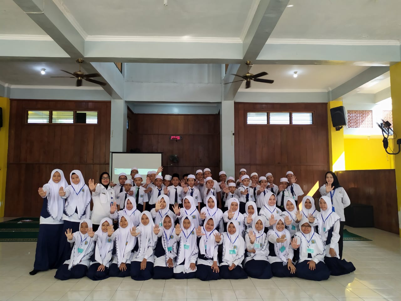 DISEMINASI INFORMASI P4GN MELALUI SOSIALISASI KEPADA SISWA-SISWI BARU PADA KEGIATAN MASA PENGENALAN LINGKUNGAN SEKOLAH (MPLS) DI SMP/SMA ISLAM AS SAKINAH SIDOARJO DISEMINASI INFORMASI P4GN MELALUI SOSIALISASI KEPADA SISWA-SISWI BARU PADA KEGIATAN MASA PENGENALAN LINGKUNGAN SEKOLAH (MPLS) DI SMP/SMA ISLAM AS SAKINAH SIDOARJO