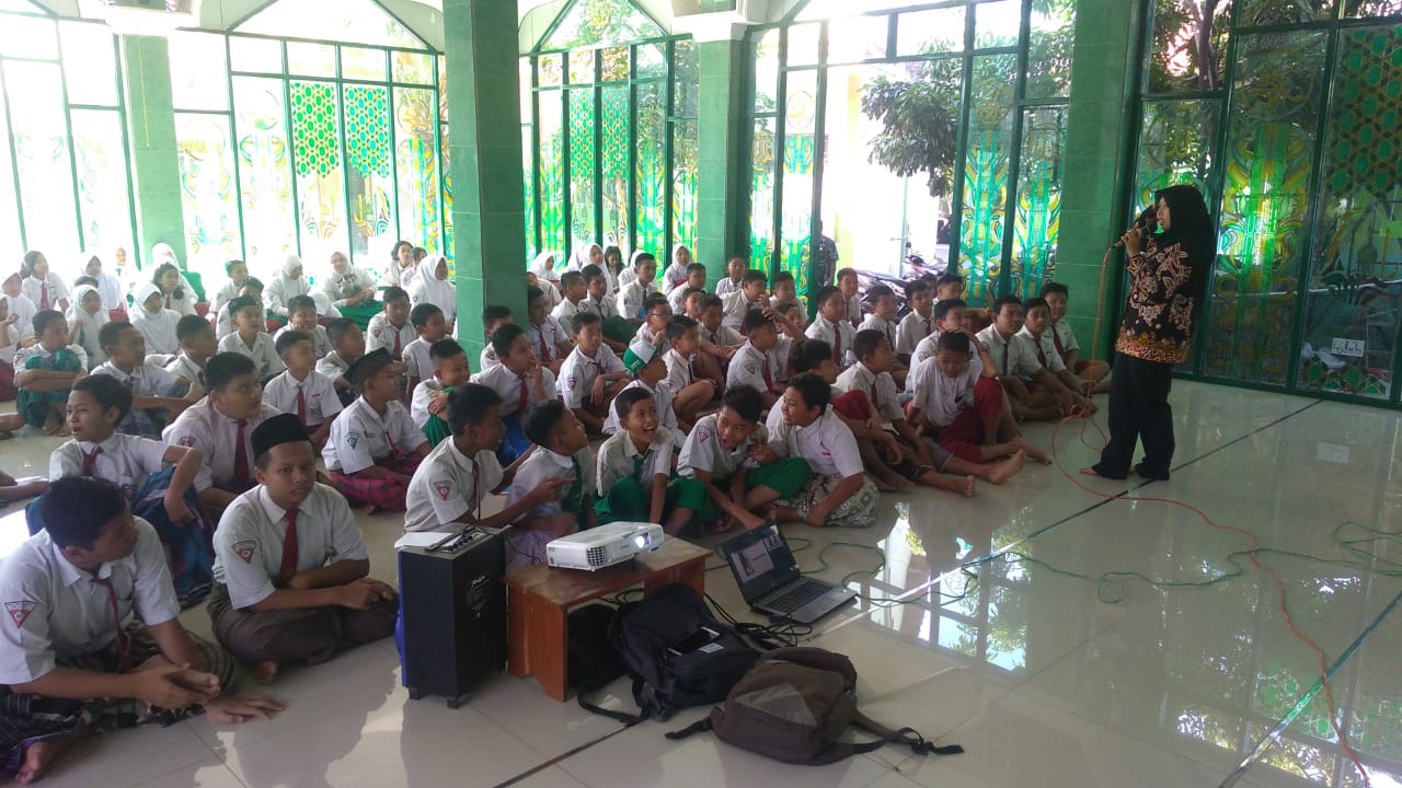 SOSIALISASI KEPADA SISWA-SISWI BARU PADA KEGIATAN MPLS DI SMPN 3 KRIAN SOSIALISASI KEPADA SISWA-SISWI BARU PADA KEGIATAN MPLS DI SMPN 3 KRIAN