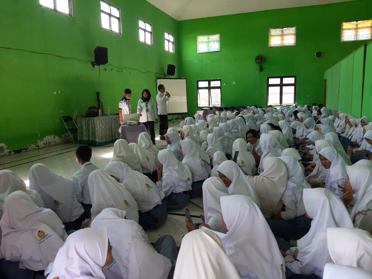 SOSIALISASI KEPADA SISWA-SISWI BARU PADA KEGIATAN MPLS DI SMK PGRI 3 SIDOARJO SOSIALISASI KEPADA SISWA-SISWI BARU PADA KEGIATAN MPLS DI SMK PGRI 3 SIDOARJO