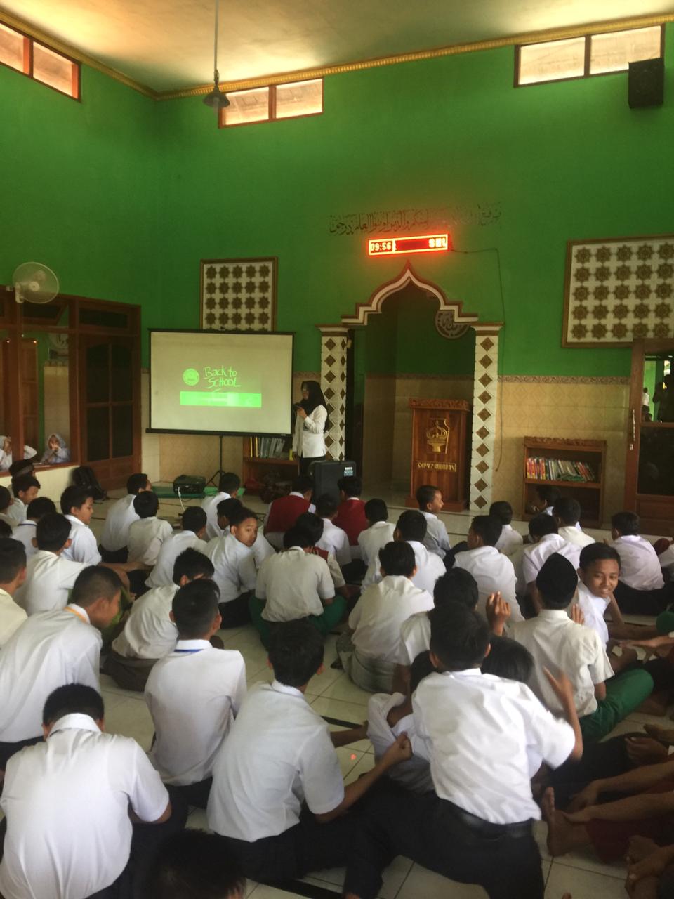 SOSIALISASI KEPADA SISWA-SISWI BARU PADA KEGIATAN MPLS DI SMPN 2 BUDURAN SOSIALISASI KEPADA SISWA-SISWI BARU PADA KEGIATAN MPLS DI SMPN 2 BUDURAN