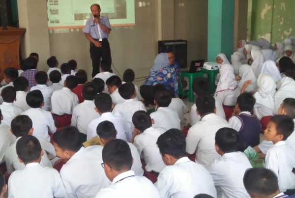 SOSIALISASI KEPADA SISWA-SISWI BARU PADA KEGIATAN MPLS DI SMP NEGERI 4 WARU