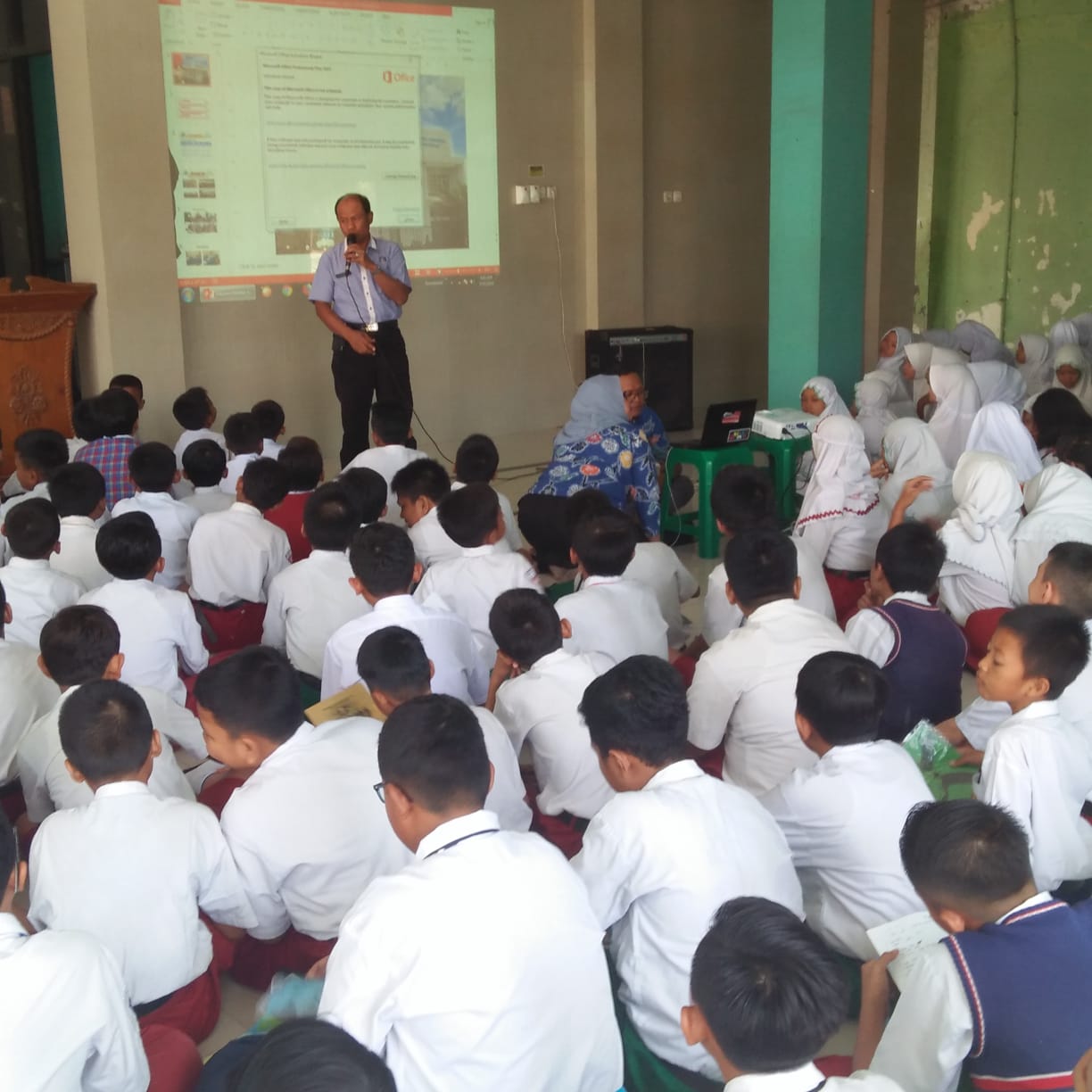 SOSIALISASI KEPADA SISWA-SISWI BARU PADA KEGIATAN MPLS DI SMP NEGERI 4 WARU SOSIALISASI KEPADA SISWA-SISWI BARU PADA KEGIATAN MPLS DI SMP NEGERI 4 WARU