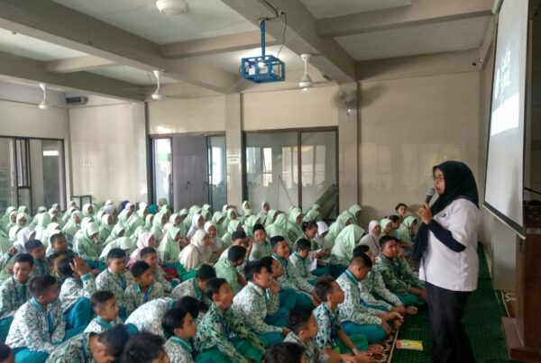 SOSIALISASI KEPADA SISWA-SISWI BARU PADA KEGIATAN MPLS DI SMPN 2 TAMAN SIDOARJO