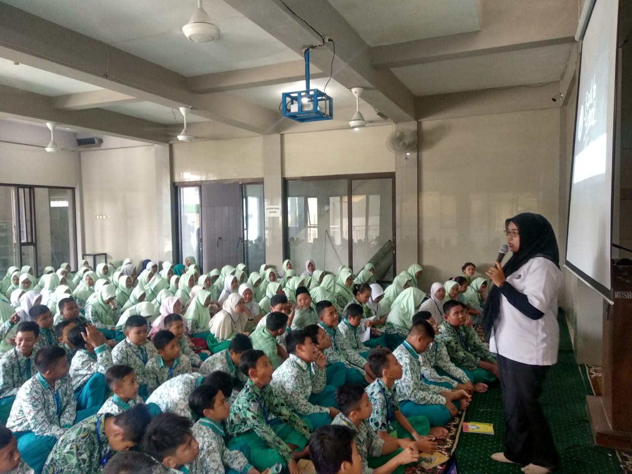 SOSIALISASI KEPADA SISWA-SISWI BARU PADA KEGIATAN MPLS DI SMPN 2 TAMAN SIDOARJO SOSIALISASI KEPADA SISWA-SISWI BARU PADA KEGIATAN MPLS DI SMPN 2 TAMAN SIDOARJO