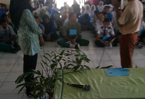SOSIALISASI KEPADA SISWA-SISWI BARU PADA KEGIATAN MPLS DI SMK DIAN INDONESIA SIDOARJO