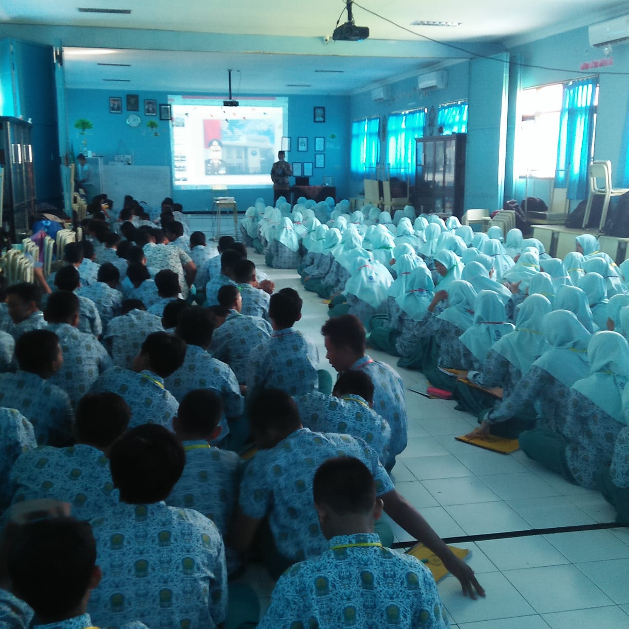 SOSIALISASI KEPADA SISWA-SISWI BARU PADA KEGIATAN MPLS DI SMA MUHAMMADIYAH 3 TULANGAN SOSIALISASI KEPADA SISWA-SISWI BARU PADA KEGIATAN MPLS DI SMA MUHAMMADIYAH 3 TULANGAN