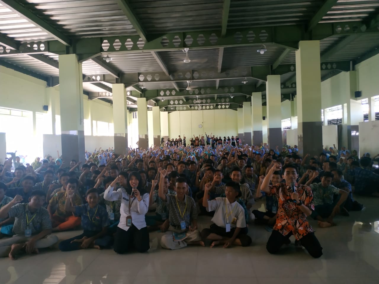 SOSIALISASI KEPADA SISWA-SISWI BARU PADA KEGIATAN MPLS DI SMK YAPALIS KRIAN SOSIALISASI KEPADA SISWA-SISWI BARU PADA KEGIATAN MPLS DI SMK YAPALIS KRIAN