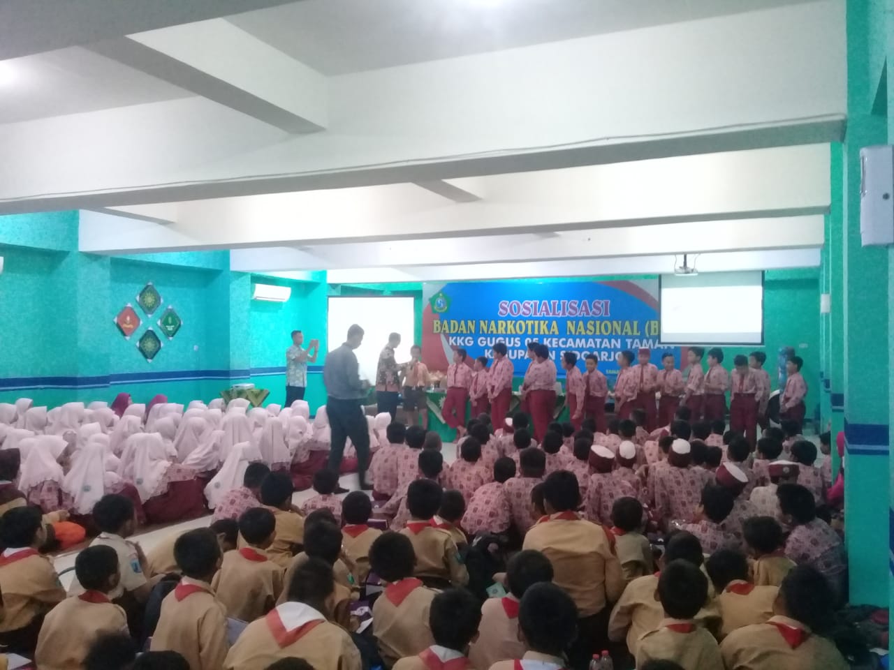 DISEMINASI INFORMASI P4GN MELALUI TATAP MUKA KEPADA PELAJAR DI SDS MUHAMMADIYAH 1 TAMAN – SIDOARJO DISEMINASI INFORMASI P4GN MELALUI TATAP MUKA KEPADA PELAJAR DI SDS MUHAMMADIYAH 1 TAMAN – SIDOARJO