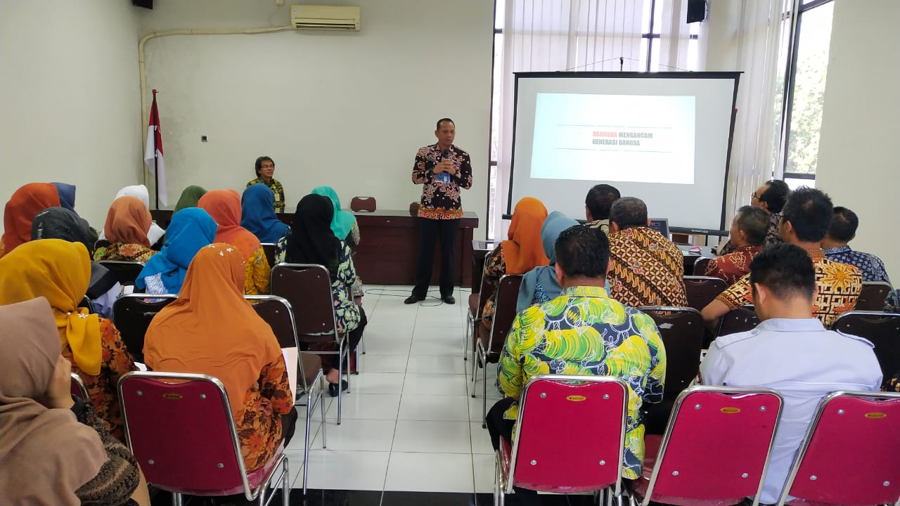SOSIALISASI BAHAYA NARKOBA BAGI KARYAWAN DINAS SOSIAL KABUPATEN SIDOARJO SOSIALISASI BAHAYA NARKOBA BAGI KARYAWAN DINAS SOSIAL KABUPATEN SIDOARJO