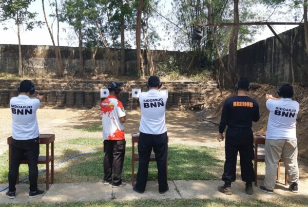 PEGAWAI BNN KAB. SIDOARJO MELAKSANAKAN LATIHAN MENEMBAK DILAPANGAN TEMBAK BATALYON BRIMOB MALANG