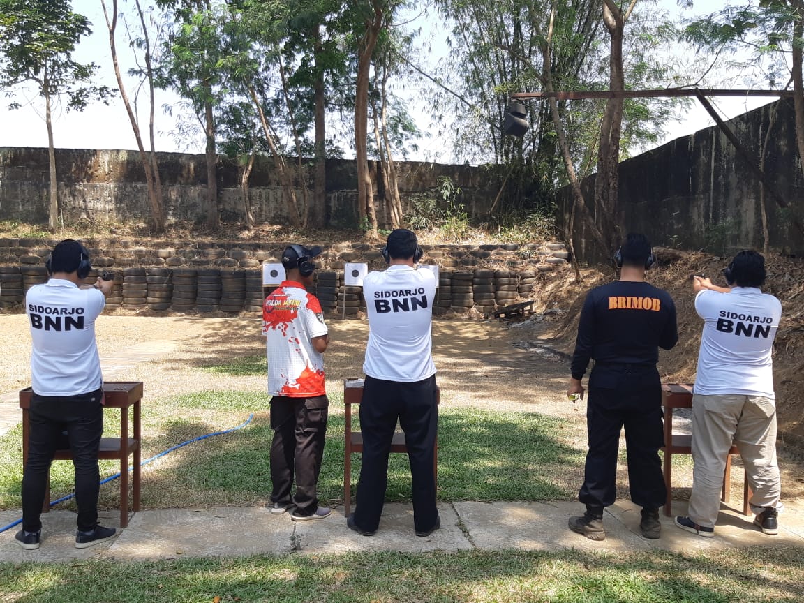PEGAWAI BNN KAB. SIDOARJO MELAKSANAKAN LATIHAN MENEMBAK DILAPANGAN TEMBAK BATALYON BRIMOB MALANG PEGAWAI BNN KAB. SIDOARJO MELAKSANAKAN LATIHAN MENEMBAK DILAPANGAN TEMBAK BATALYON BRIMOB MALANG