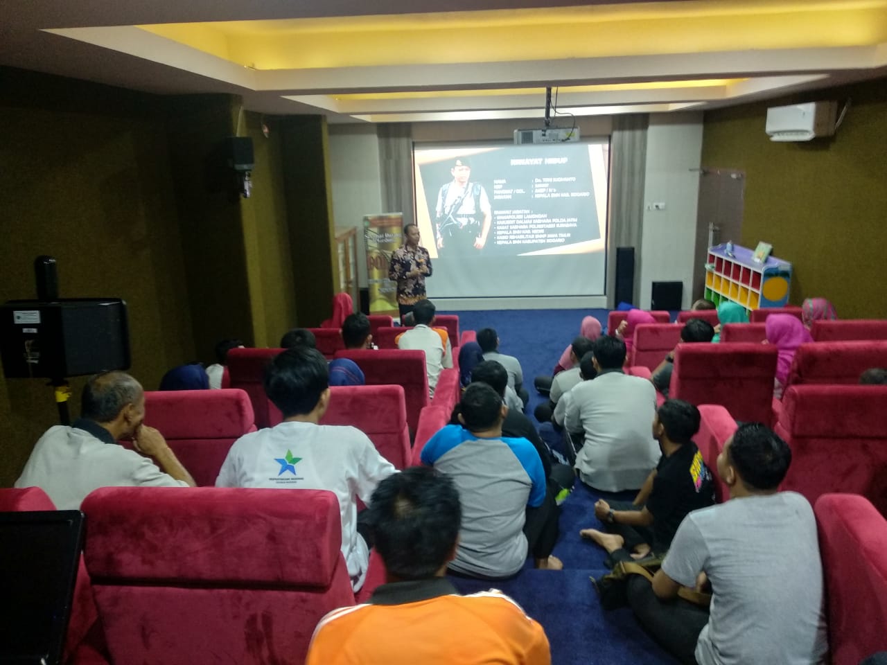 SOSIALISASI BAHAYA NARKOBA BAGI PEGAWAI DINAS PERPUSTAKAAN DAN KEARSIPAN KABUPATEN SIDOARJO SOSIALISASI BAHAYA NARKOBA BAGI PEGAWAI DINAS PERPUSTAKAAN DAN KEARSIPAN KABUPATEN SIDOARJO
