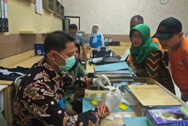 PEMERIKSAAN URINE SKRINNING LANJUTAN BAGI PEGAWAI SATPOL PP KABUPATEN SIDOARJO