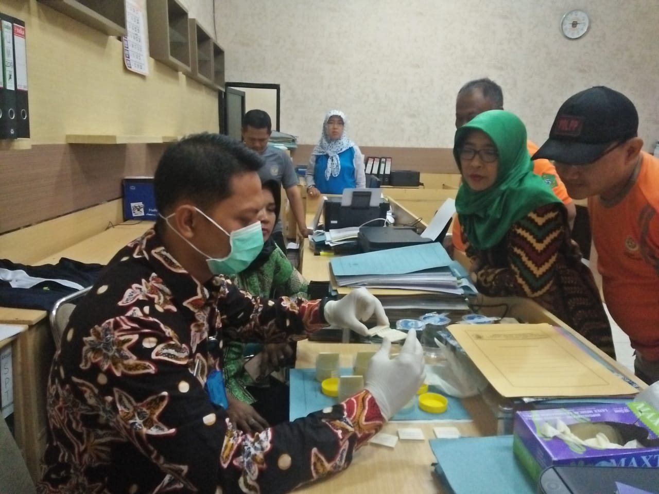 PEMERIKSAAN URINE SKRINNING LANJUTAN BAGI PEGAWAI SATPOL PP KABUPATEN SIDOARJO PEMERIKSAAN URINE SKRINNING LANJUTAN BAGI PEGAWAI SATPOL PP KABUPATEN SIDOARJO