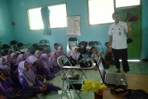 SOSIALISASI KEPADA SISWA-SISWI BARU PADA KEGIATAN MPLS DI SMK KESEHATAN NUSANTARA, SIDOARJO SOSIALISASI KEPADA SISWA-SISWI BARU PADA KEGIATAN MPLS DI SMK KESEHATAN NUSANTARA, SIDOARJO