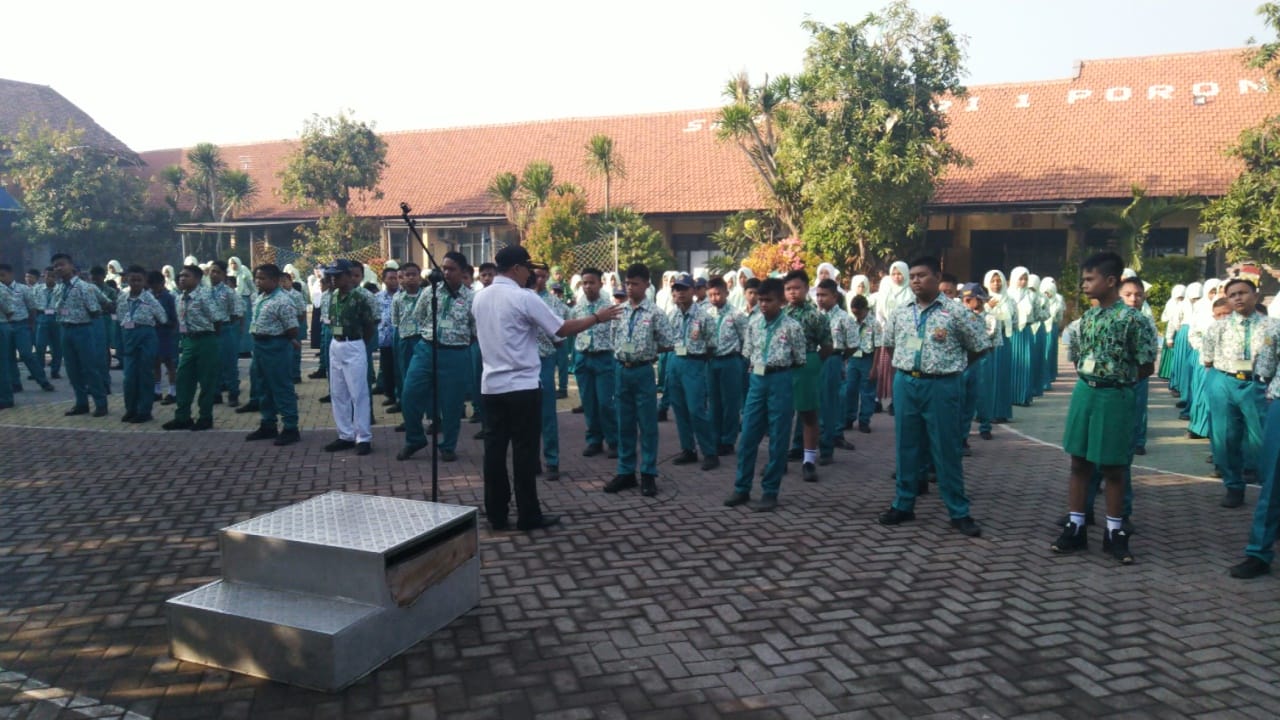 SOSIALISASI KEPADA SISWA-SISWI BARU PADA KEGIATAN MPLS DI SMPN 1 PORONG SOSIALISASI KEPADA SISWA-SISWI BARU PADA KEGIATAN MPLS DI SMPN 1 PORONG