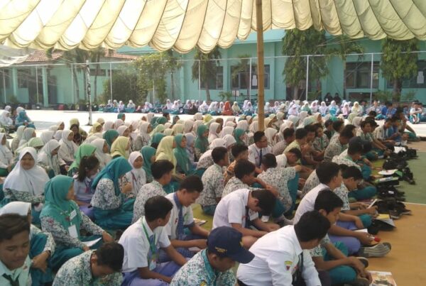 SOSIALISASI KEPADA SISWA-SISWI BARU PADA KEGIATAN MPLS DI SMK NEGERI 1 BUDURAN SOSIALISASI KEPADA SISWA-SISWI BARU PADA KEGIATAN MPLS DI SMK NEGERI 1 BUDURAN