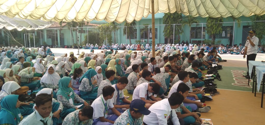 SOSIALISASI KEPADA SISWA-SISWI BARU PADA KEGIATAN MPLS DI SMK NEGERI 1 BUDURAN SOSIALISASI KEPADA SISWA-SISWI BARU PADA KEGIATAN MPLS DI SMK NEGERI 1 BUDURAN