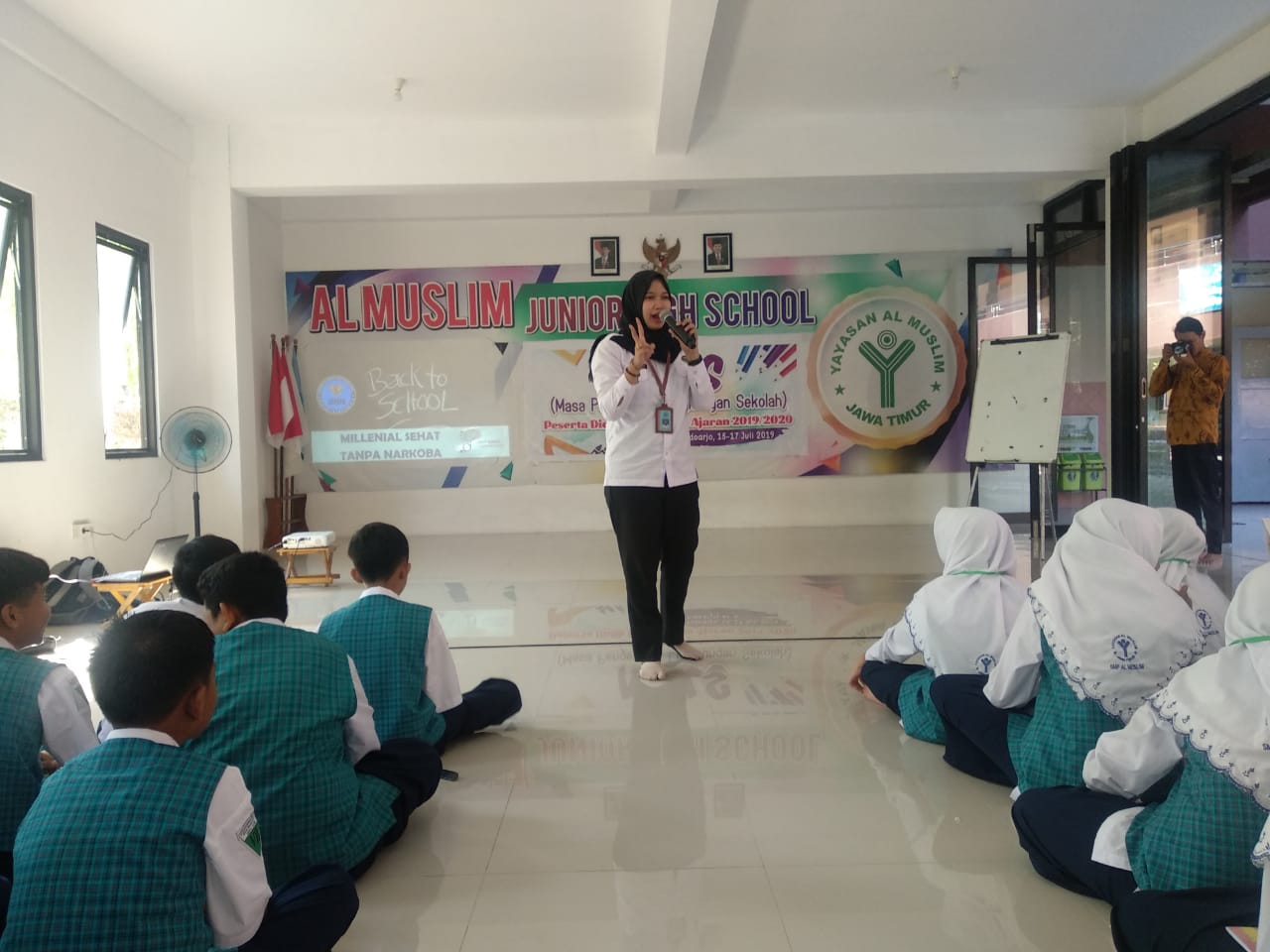 SOSIALISASI KEPADA SISWA-SISWI BARU PADA KEGIATAN MPLS DI SMP ALMUSLIM SIDOARJO