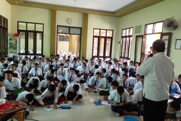 SOSIALISASI KEPADA SISWA-SISWI BARU PADA KEGIATAN MPLS DI SMA HANG TUAH 5 CANDI, SIDOARJO SOSIALISASI KEPADA SISWA-SISWI BARU PADA KEGIATAN MPLS DI SMA HANG TUAH 5 CANDI, SIDOARJO