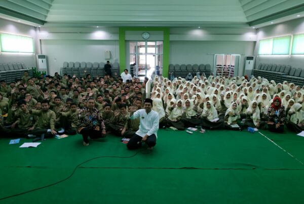 SOSIALISASI KEPADA SISWA-SISWI BARU PADA KEGIATAN MPLS DI SMP RAUDHATUL JANNAH WARU SOSIALISASI KEPADA SISWA-SISWI BARU PADA KEGIATAN MPLS DI SMP RAUDHATUL JANNAH WARU