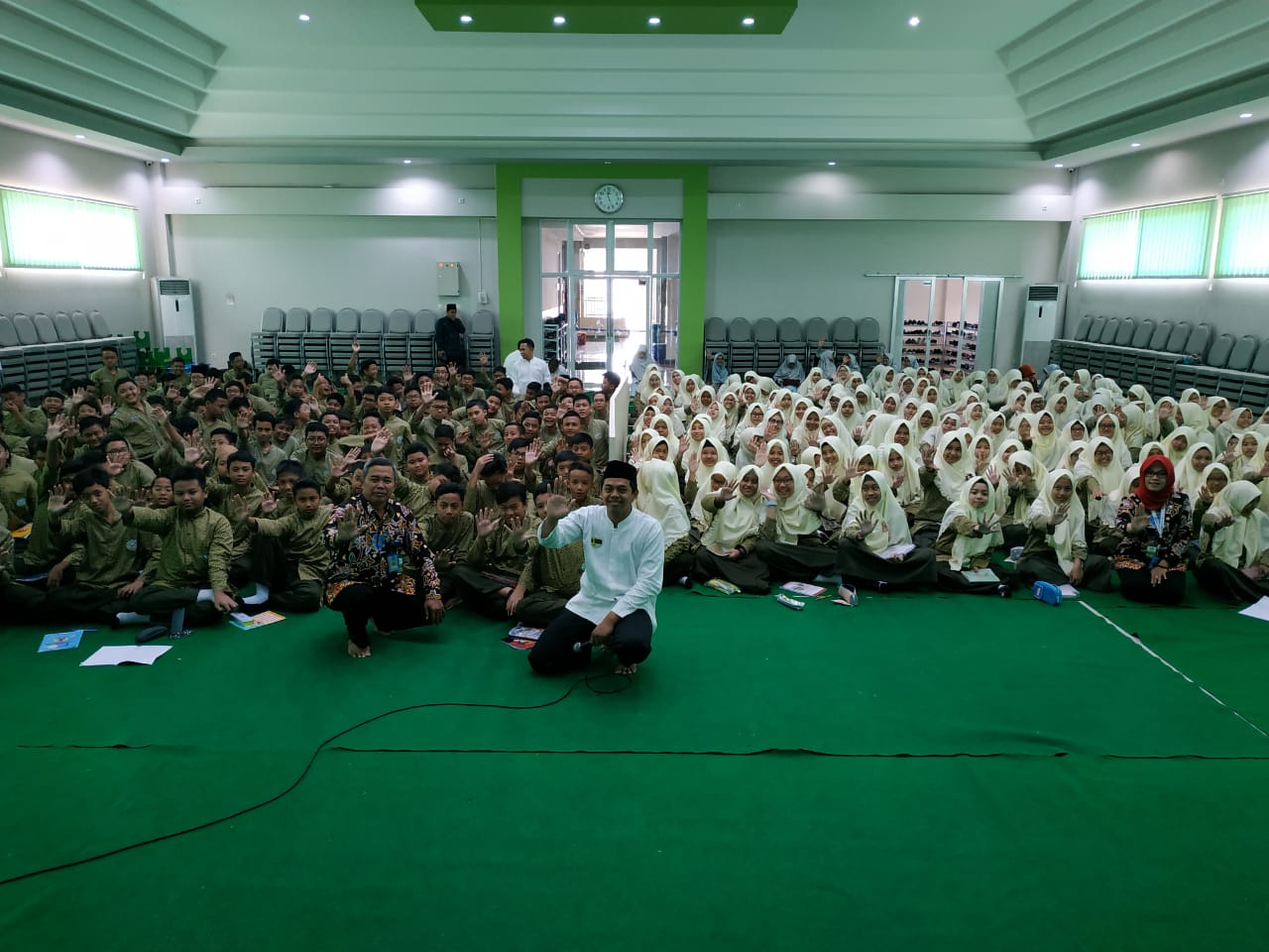 SOSIALISASI KEPADA SISWA-SISWI BARU PADA KEGIATAN MPLS DI SMP RAUDHATUL JANNAH WARU SOSIALISASI KEPADA SISWA-SISWI BARU PADA KEGIATAN MPLS DI SMP RAUDHATUL JANNAH WARU