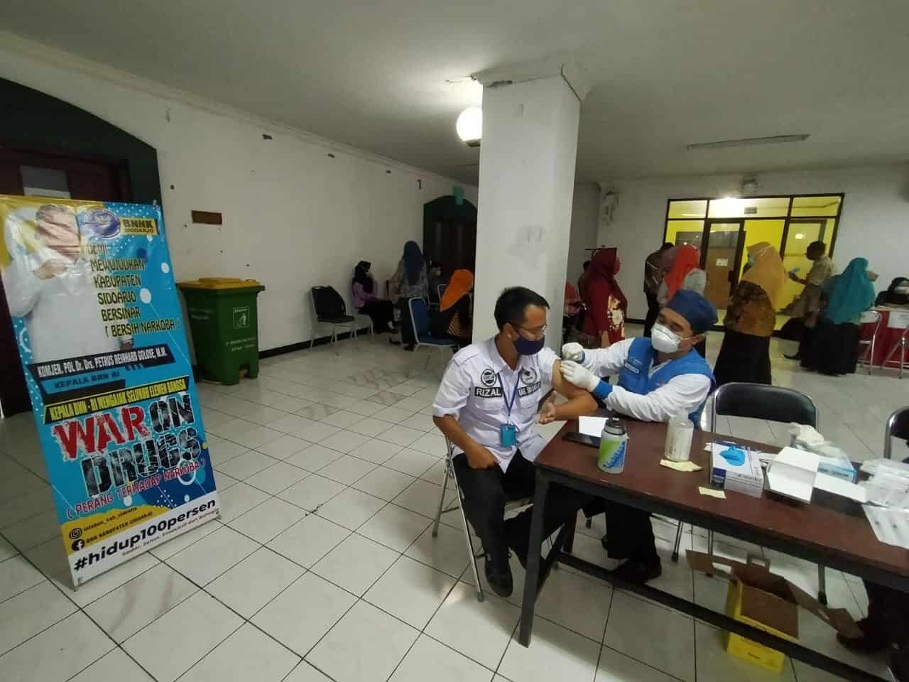 VAKSINASI COVID TAHAP I KEPADA PEGAWAI BNNK SIDOARJO OLEH DINKES KAB. SIDOARJO VAKSINASI COVID TAHAP I KEPADA PEGAWAI BNNK SIDOARJO OLEH DINKES KAB. SIDOARJO