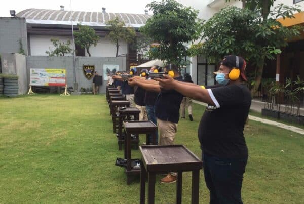 PEGAWAI BNN KAB. SIDOARJO MELAKSANAKAN LATIHAN MENEMBAK DI LAPANGAN TEMBAK POLDA JATIM