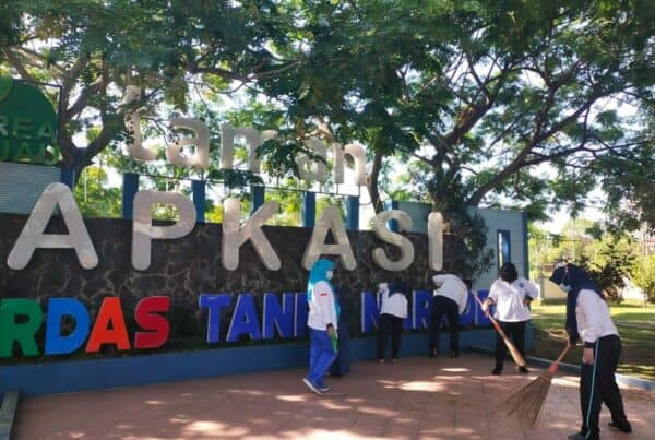 KERJA BAKTI MEMBERSIHKAN TAMAN AKLIRIK DALAM RANGKA PRA HANI 2021