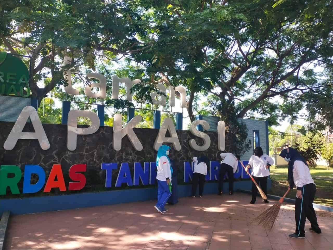 KERJA BAKTI MEMBERSIHKAN TAMAN AKLIRIK DALAM RANGKA PRA HANI 2021 KERJA BAKTI MEMBERSIHKAN TAMAN AKLIRIK DALAM RANGKA PRA HANI 2021