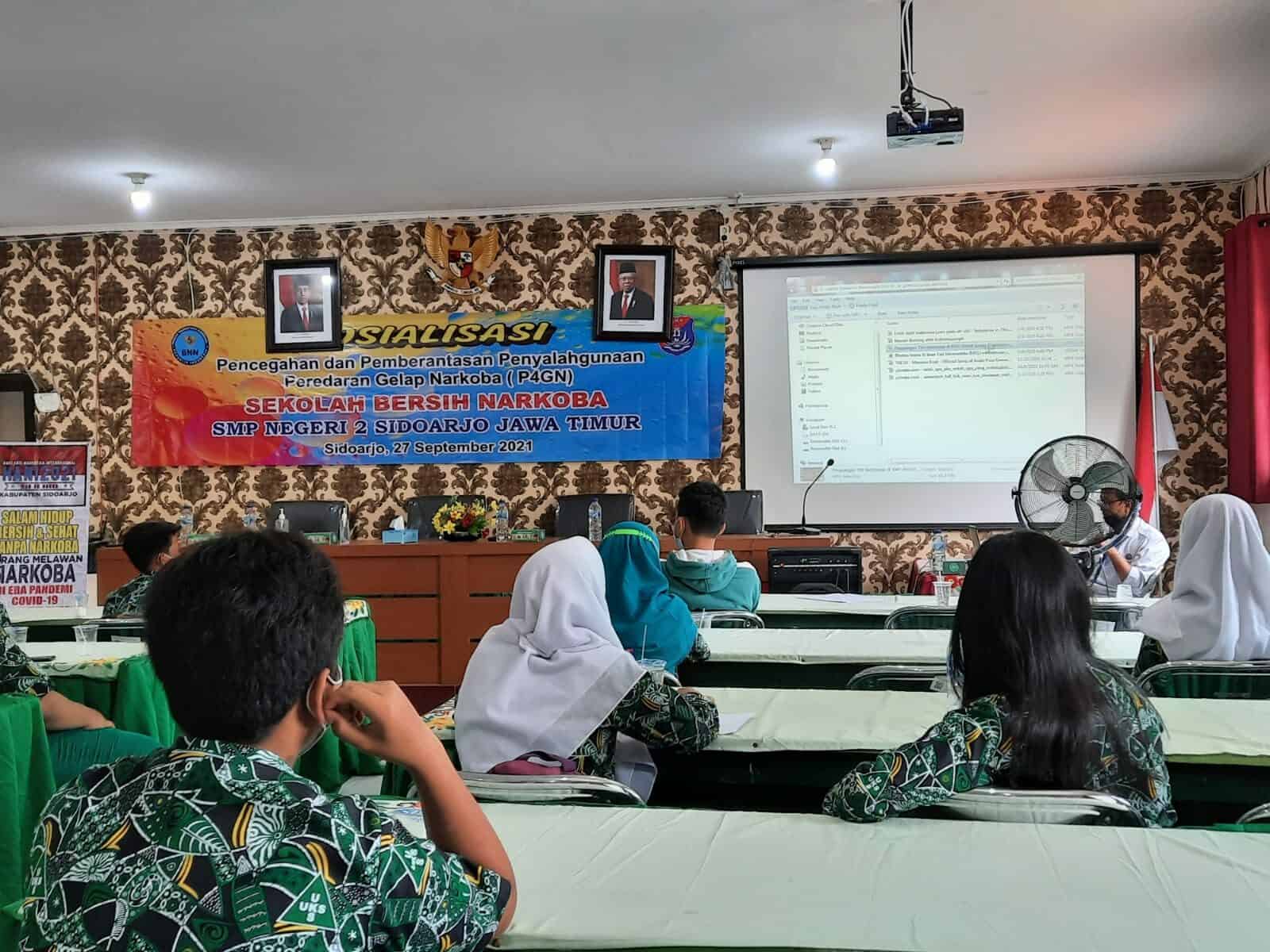 SOSIALISASI P4GN DAN PEMERIKSAAN URINE KEPADA SISWA/I DAN GURU SMPN 2 SIDOARJO SOSIALISASI P4GN DAN PEMERIKSAAN URINE KEPADA SISWA/I DAN GURU SMPN 2 SIDOARJO