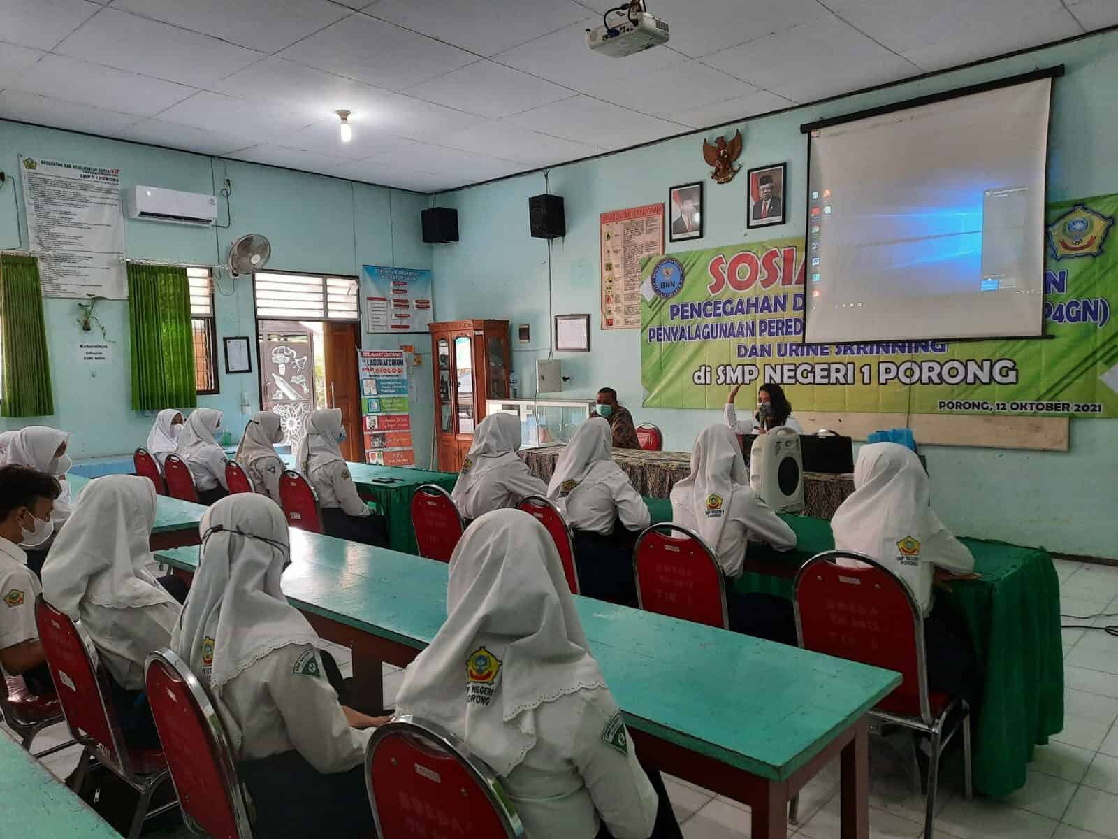 SOSIALISASI P4GN DAN PEMERIKSAAN URINE KEPADA SISWA/I DAN GURU SOSIALISASI P4GN DAN PEMERIKSAAN URINE KEPADA SISWA/I DAN GURU
