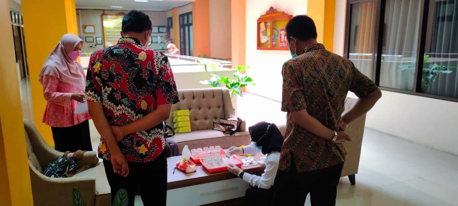 PEMERIKSAAN URINE KEPADA ASN PEMKAB SIDOARJO BERSAMA BKD KAB. SIDOARJO PEMERIKSAAN URINE KEPADA ASN PEMKAB SIDOARJO BERSAMA BKD KAB. SIDOARJO