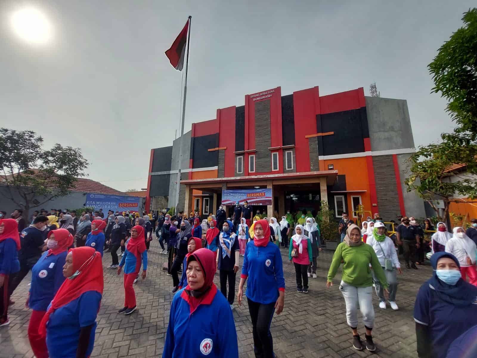 PEMASANGAN STIKER DISELURUH RUMAH WARGA DESA BUNGURASIH SECARA SERENTAK PEMASANGAN STIKER DISELURUH RUMAH WARGA DESA BUNGURASIH SECARA SERENTAK