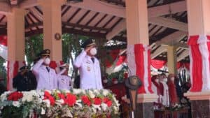 KEPALA BNNK SIDOARJO MENGIKUTI UPACARA PERINGATAN HUT KE-77 KEMERDEKAAN RI TAHUN 2022 DI PEMKAB SIDOARJO