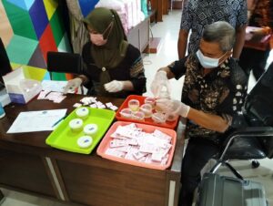 PEMERIKSAAN URINE SKRINING KEPADA GURU PENJASKES SD NEGERI DI KABUPATEN SIDOARJO
